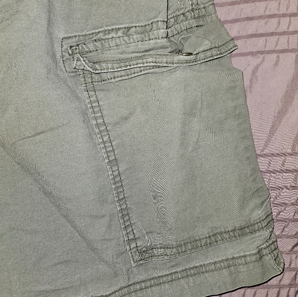 IZOD saltwater stretch mens shorts green khaki cargo style shorts - Picture 3 of 6